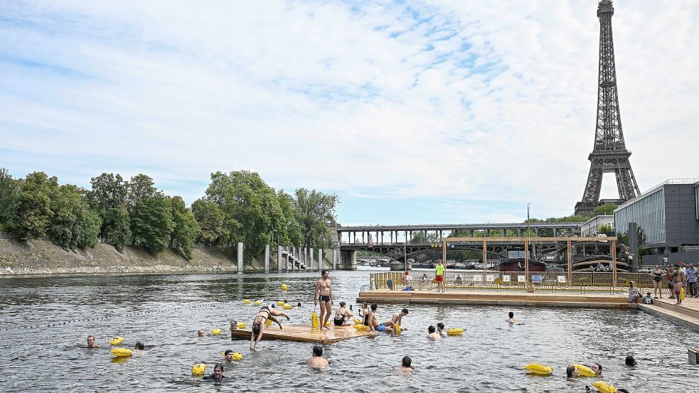 Viele Menschen nutzten das Badeangebot an der Pariser Seine. Foto: AFP/JULIEN DE ROSA