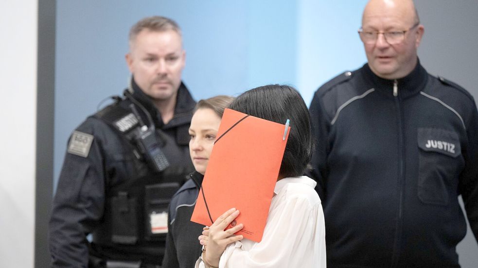 Auch eine Frau, die ehemalige Geliebte des Mitarbeiters, steht vor Gericht. Foto: Sebastian Kahnert/dpa