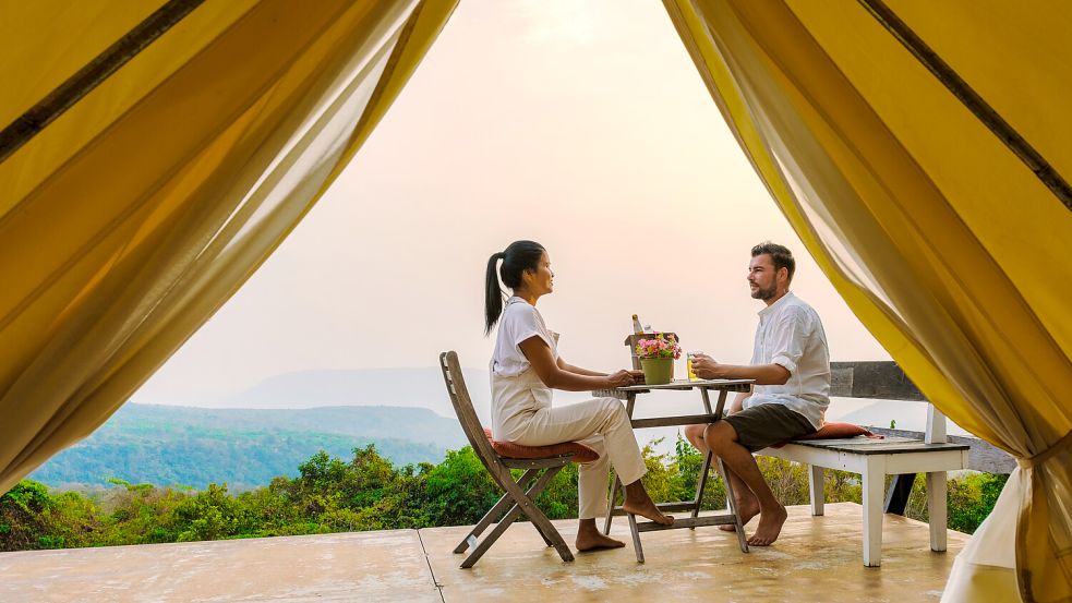 Komfortabel und trotzdem mitten in der Natur: Ein Grund, warum Glamping aktuell im Trend liegt. Foto: IMAGO/Pond5 Images