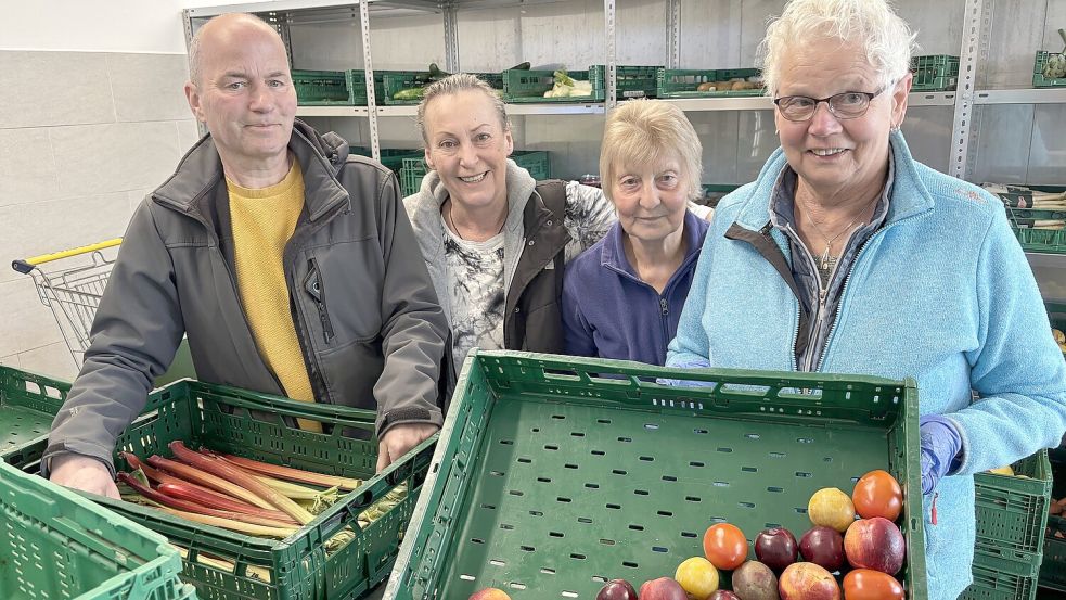 Seit vielen Jahren hilft die Rhauderfehner Tafel Bedürftigen. Ehrenamtler sortieren Lebensmittel, räumen ein und teilen aus: Stefan Meyer (von links), Ingrid Müller, Ingeborg Kröger und Barbara Stach. Foto: Marion Janßen