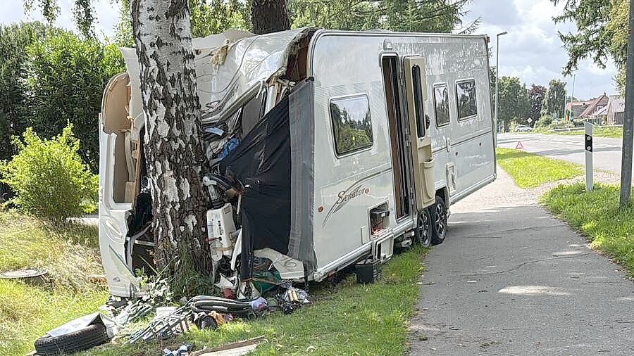 Ein Wohnwagen ist in Idafehn gegen einen Baum geprallt. Foto: Feuerwehr Ostrhauderfehn