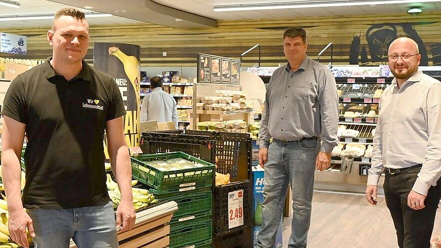 Rollenwechsel: Maxim Tiede (links), bisher angestellter Marktleiter des NP-Marktes in Gehlenberg, führt das Geschäft künftig als selbstständiger Unternehmer. Sein bisheriger Chef, Bezirksleiter Andreas Schneider (rechts), verliert damit eine Filiale. Kevin Marwitz (Mitte) von der Edeka Minden-Hannover steht Tiede als Berater künftig zur Seite. Fotos: Heiner Stix