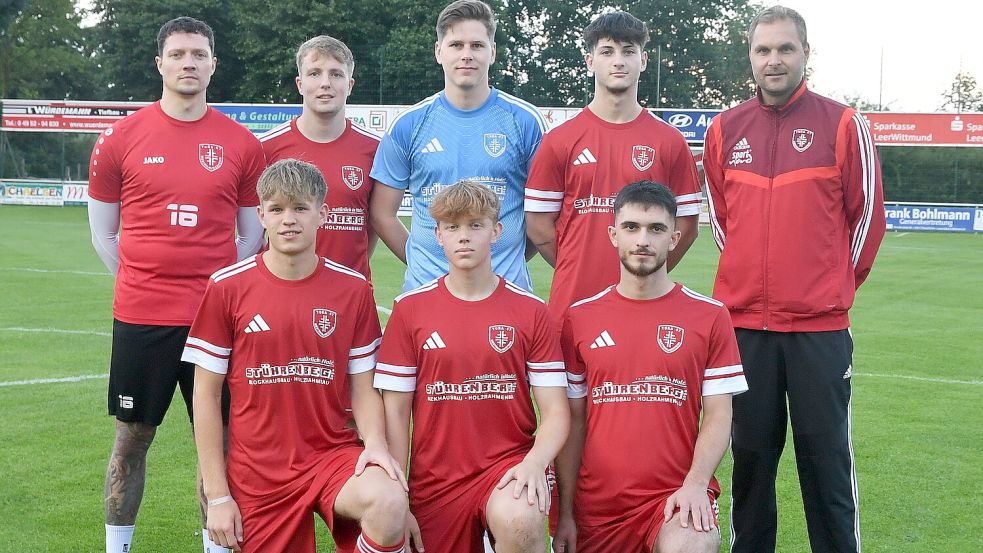 Das Foto zeigt das Westrhauderfehner Trainerteam und die Neuzugänge (stehend von links): Co-Trainer Matthias Malchus, Thore Marks, Hendrik Gossmann, Dominik van Osten, Trainer Rainer Sinnigen, (kniend von links): Wilko Janssen, Ben Junker, Ibrahim Hanoglu. Es fehlen Lorenz Hortscht und Tom Kruth. Foto: Hans Damm