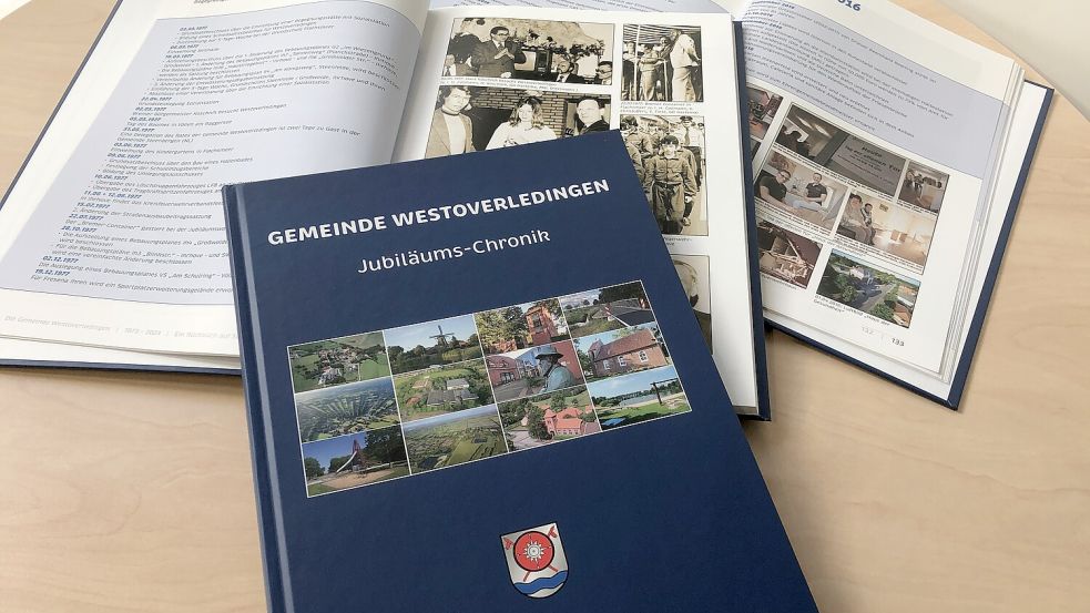 Die neue Chronik dokumentiert 50 Jahre Geschichte der Gemeinde Westoverledingen mit zahlreichen Fotos und Berichten. Foto: Gemeinde Westoverledingen/Beening