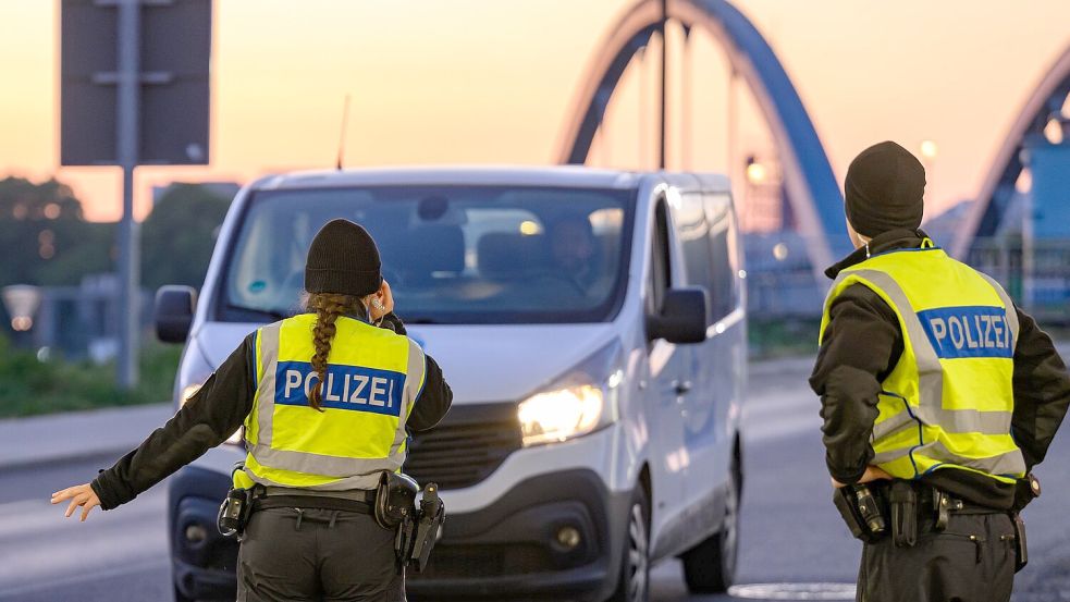 Sie sorgen für heftige Debatten: Grenzkontrollen durch die deutsche Bundespolizei. Foto: Patrick Pleul/dpa