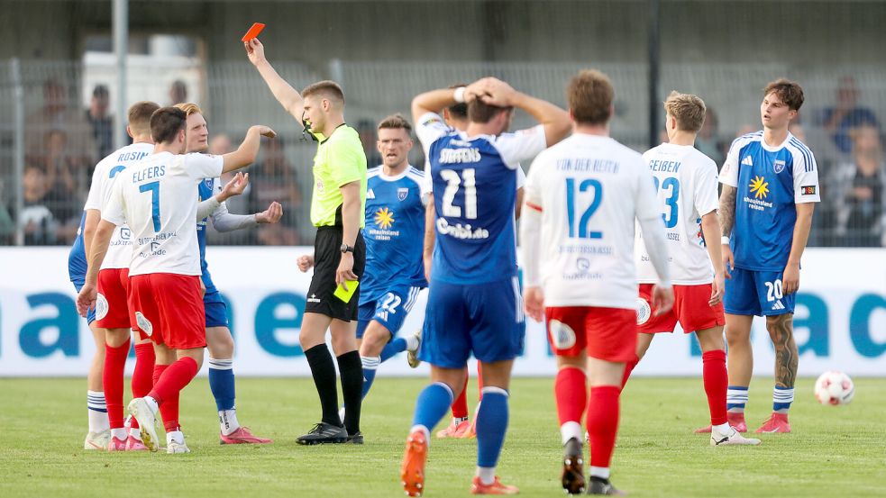 Janek Siderkiewicz sah in der 34. Minute die Gelb-Rote Karte. Foto: Doden/Emden