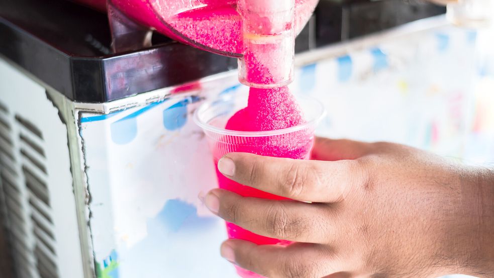 Leuchtende Farben, kühles Eis, gerade an Sommertagen beliebt: Slushies, Getränke aus einem Mix von Sirup und zerstoßenem Eis. Foto: IMAGO/Dreamstime