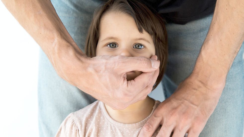 Gewalt gegen Kinder ist gesellschaftlich immer noch ein Tabuthema. Der Kinderschutzbund will das ändern: „Weggucken ist schlimm“, sagt die Expertin Bonny Redelstorff. Foto: IMAGO/Zoonar