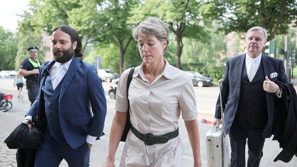 Christina Block mit ihren Anwälten Ingo Bott (l.) und Otmar Kury auf dem Weg in das Gerichtsgebäude. Foto: dpa/Christian Charisius