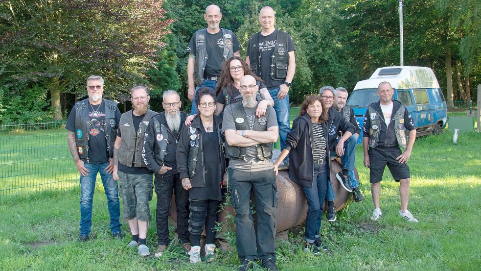 Die Mitglieder des „MC Wild Mice“ freuen sich auf die zehnte Auflage des „Old Metal Day“ und haben tonnenweise Schrott für die gute Sache. Foto: Anna Heidtmann