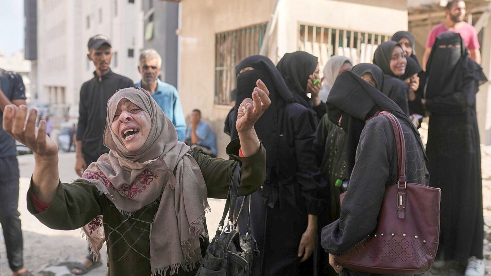Zwar kämen mehr Lastwagen mit Hilfsgütern in den Gazastreifen - allerdings lägen die Zahlen noch unter den vereinbarten, schreibt der EAD. Foto: Jehad Alshrafi/AP/dpa