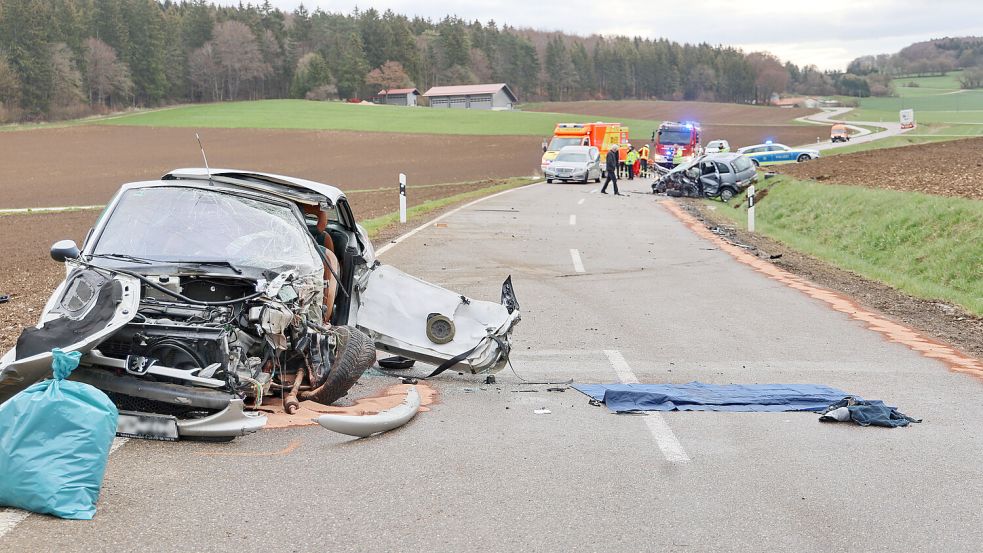 Ein Autofahrer ist bei einem Überholen eines Lastwagens auf einer Landstraße tödlich verunglückt.Eine häufige Ursache, wie Unfallforscher Markus Egelhaaf weiß. Foto: dpa/Ralf Zwiebler