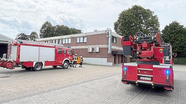 Die Feuerwehr Westrhauderfehn rückte am frühen Nachmittag mit fünf Einsatzfahrzeugen aus. Foto: Henrik Zein