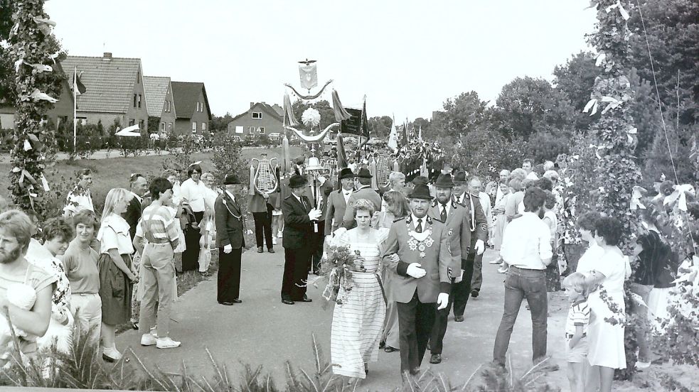 Das Schützenfest in Ostrhauderfehn ist das größte in der Region. Das Foto zeigt den Umzug 1989.