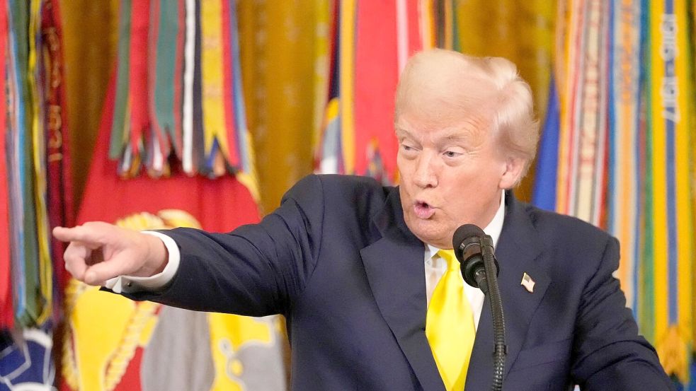Trump sagt, Putin müsse vor einer Zusammenkunft mit ihm nicht erst Selenskyj treffen. Foto: Mark Schiefelbein/AP/dpa