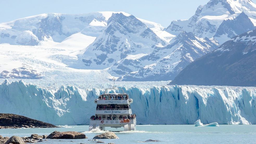 Touristen fahren durch den Lago Argentino an den Gletscher Perito Moreno. Foto: Fede J. Ciarallo/dpa