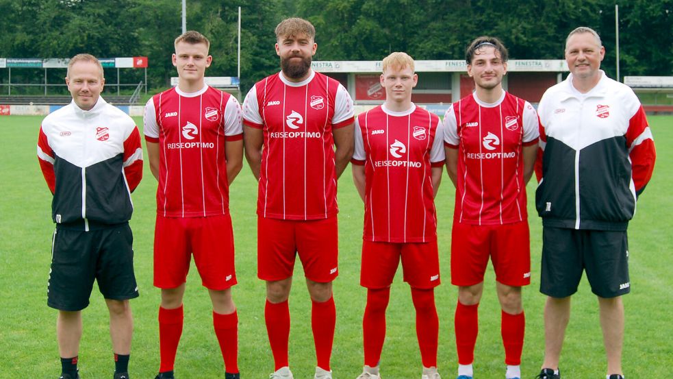 Die Trainer Christian van Hoorn (links) und Detlef Brinkmann (rechts) mit den Neuzugängen Ruben Smid, Arlind Jonjic, Niclas Hartema und Baran Saracoglu. Es fehlt Malte Eden. Foto: Reemts