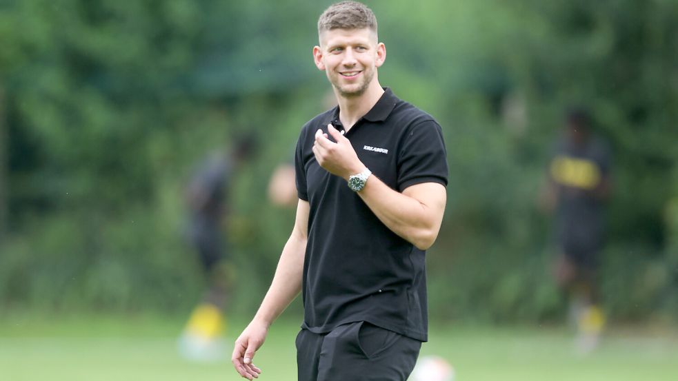 Max Beccard ist der neue Trainer in Wallinhausen. Am Sonntag hat er sein erstes Liga-Heimspiel gegen Ihrhove. Foto: Jens Doden/Emden