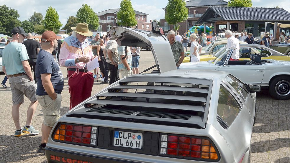 Das Oldtimer-Treffen lockte im vergangenen Jahr viele Schaulustige auf den Rhauderfehner Marktplatz. Am Sonntag ist es wieder soweit. Foto: Zein/Archiv