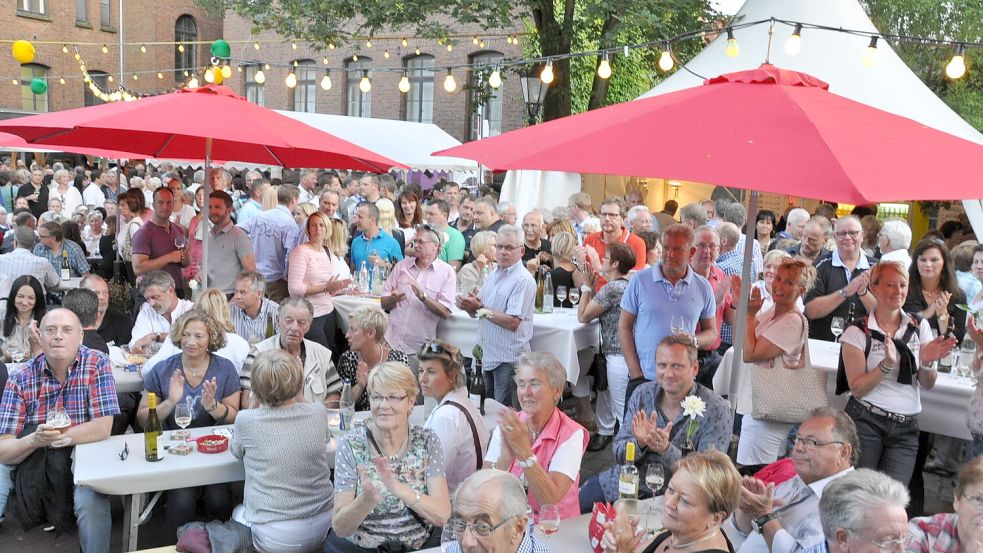 Auf dem Leeraner Weinfest ist immer gut was los. Foto: Wieking/Archiv