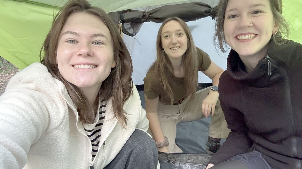 Eine Woche lang sind die Volontärinnen auf dem Campingplatz am Ottermeer zu Hause. Ab heute müssen sie sich zu dritt herum schlagen. Foto: Pia Pentzlin