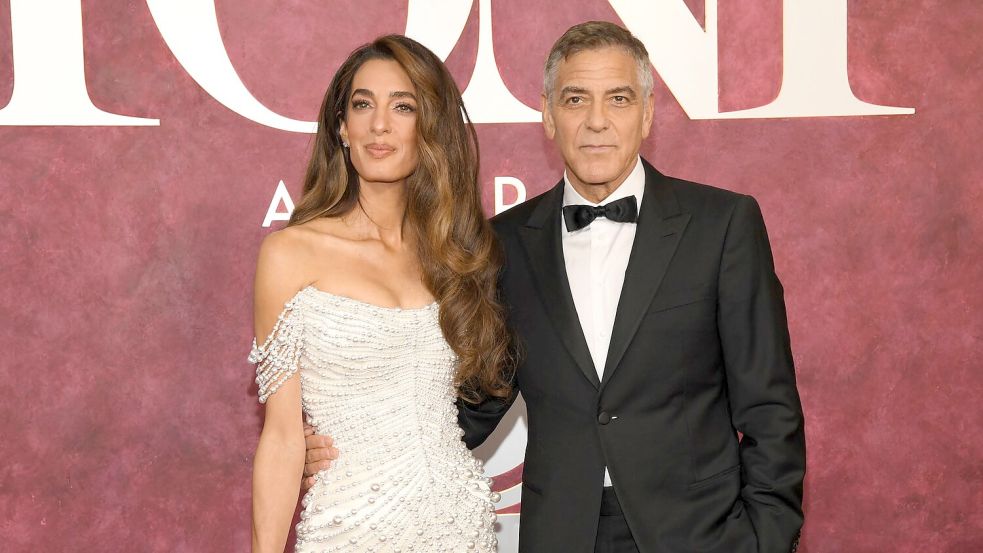 Amal und George Clooney öffnen ihre Luxusvilla am Comer See für einige Großspender. (Archivbild) Foto: Evan Agostini/Invision/dpa