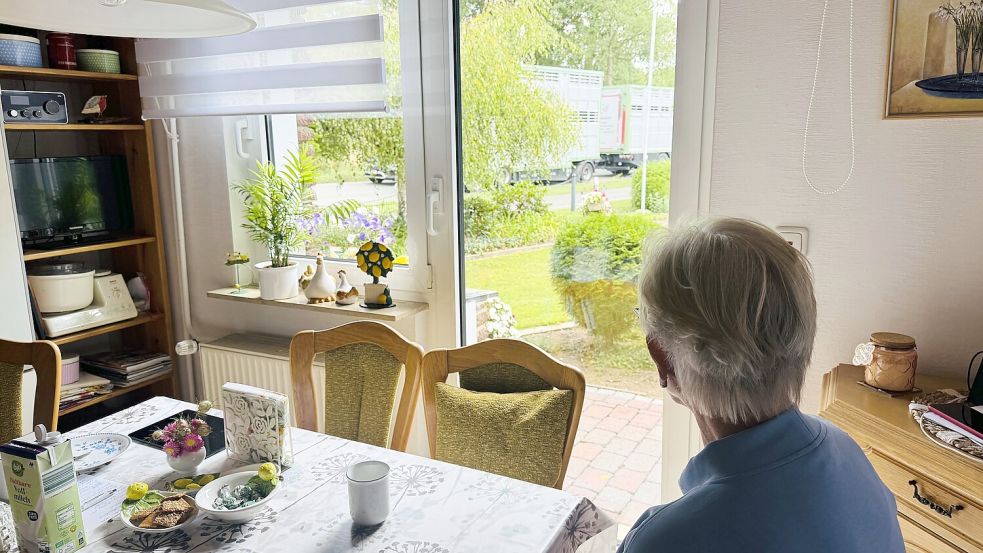 Von ihrer Küche aus hat Renate Witte die Verkehrslage jeden Tag im Blick – und in den Ohren. Foto: Ankea Janßen