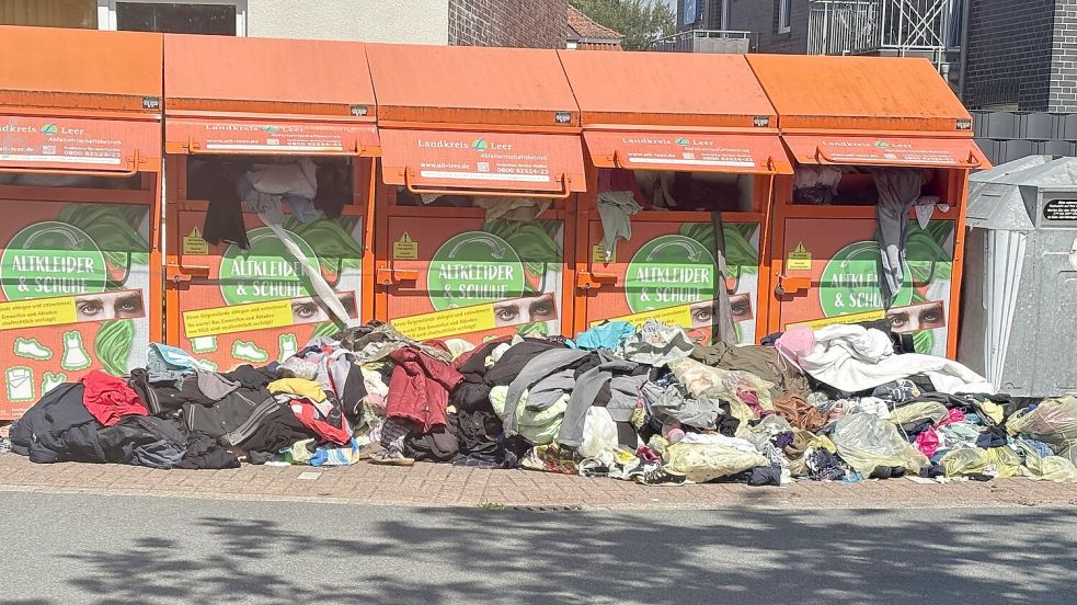Container voll? Kein Problem, scheinen sich etliche Personen zu denken und laden die Altkleider einfach davor ab, so wie hier in Westrhauderfehn bei den Altkleider-Containern auf dem Parkplatz in der Nähe der Pizzeria „Bei Bruno“. Foto: Horst Kruse