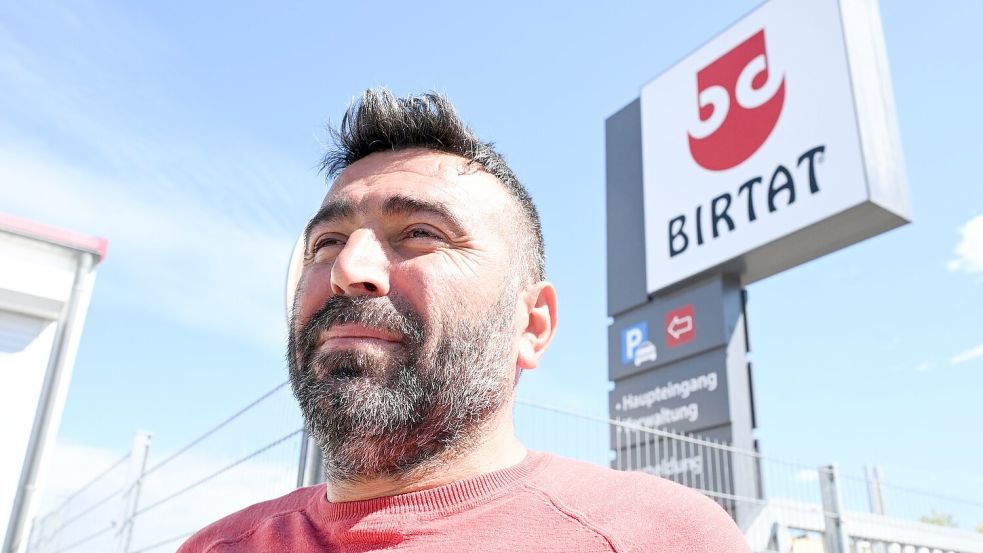Muzayfe Doganer, Vorsitzender des Betriebsrats beim Dönerspieß-Hersteller Birtat freut sich über den Tarifabschluss. (Foto aktuell) Foto: Bernd Weißbrod/dpa