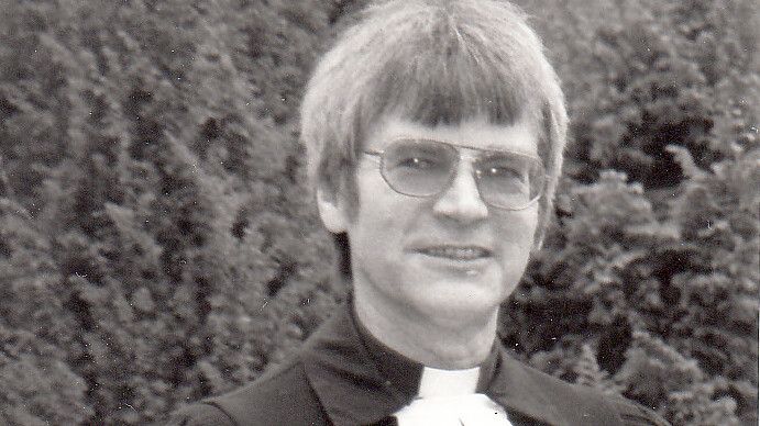 Pastor im Ruhestand Rainer Theuerkauff , hier ein Archivfoto aus seiner Zeit in Idafehn, ist im Alter von 76 Jahren verstorben. Foto: General-Anzeiger/Archiv