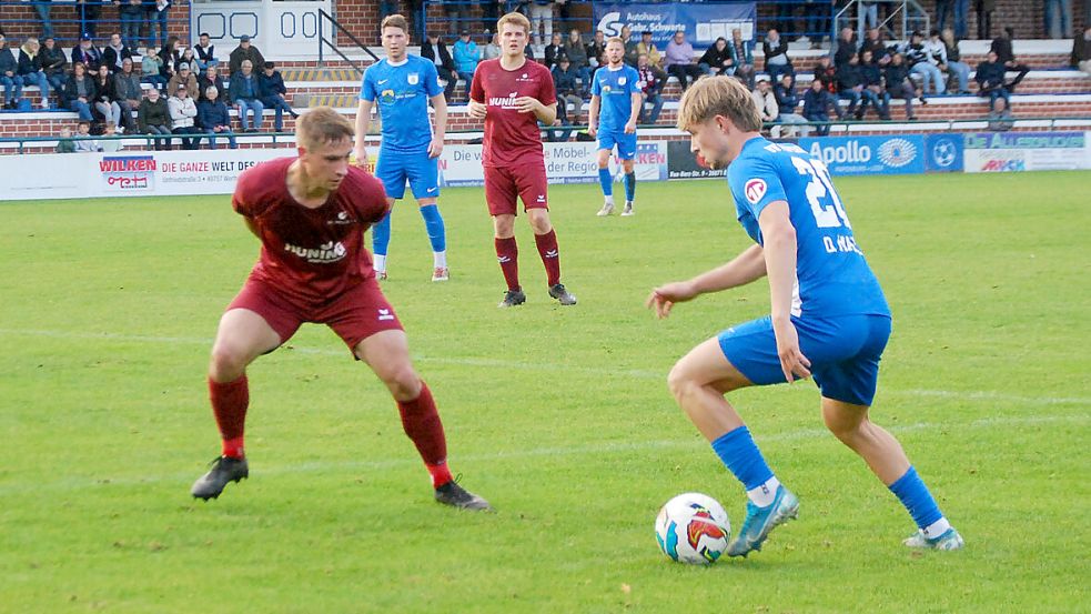 BW Papenburg, am Ball Ole Marx, will gegen den SC Melle den ersten Saisonsieg einfahren. Foto: Marco Reemts