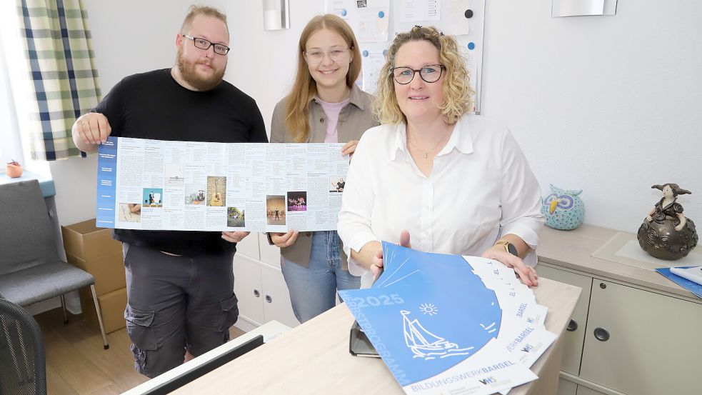 Sie freuen sich über das neue Programm für das zweite Halbjahr 2025: 1. Vorsitzender Lennart Wähnke (von links) und die Mitarbeiterinnen Kim Eilers und Anja Behrens. Foto: Hans Passmann