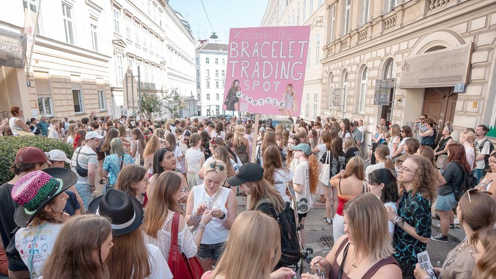 Wien am Freitag: Taylor-Swift-Fans versammeln sich und tauschen Armbänder aus. Foto: Georg Hochmuth/APA/dpa