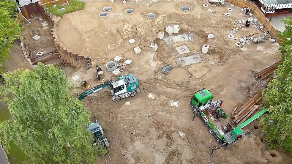 Ein Blick auf die Baustelle: 82 tief in der Erde verankerte Stahlbetonpfähle sollen dafür sorgen, dass die neue Achterbahn im Hansa-Park bei ihrer wilden Fahrt sicher steht. Foto: Bernd Schröder