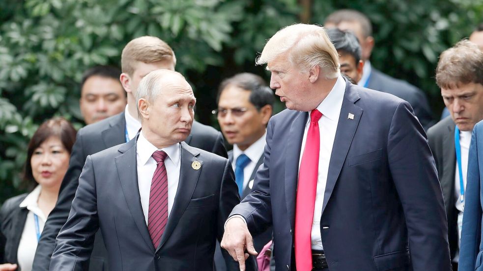 Trump und Putin trafen sich schon mehrmals - darunter in Vietnam. (Archivbild) Foto: Jorge Silva/Reuters Pool/dpa