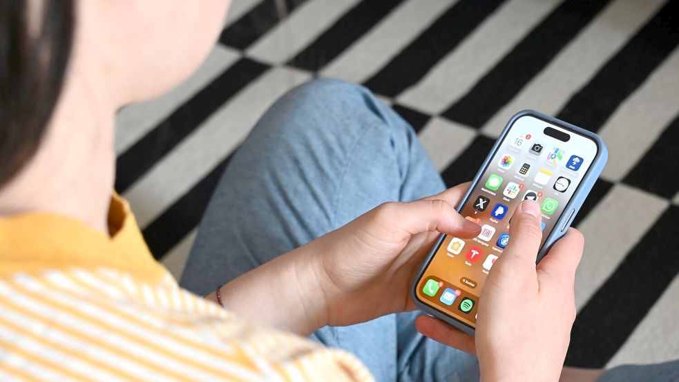 Eltern wollen laut einer neuen Umfrage ein Handy-Verbot an Schulen. (Symbolbild) Foto: Elisa Schu/dpa