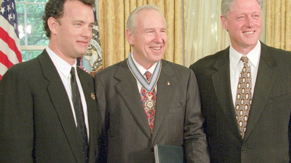 Schauspieler Tom Hanks (l), Jim Lovell (M) und der damalige US-Präsident Bill Clinton im Oval Office des Weißen Hauses im Juli 1995. (Archivbild) Foto: Wilfredo Lee/AP/dpa