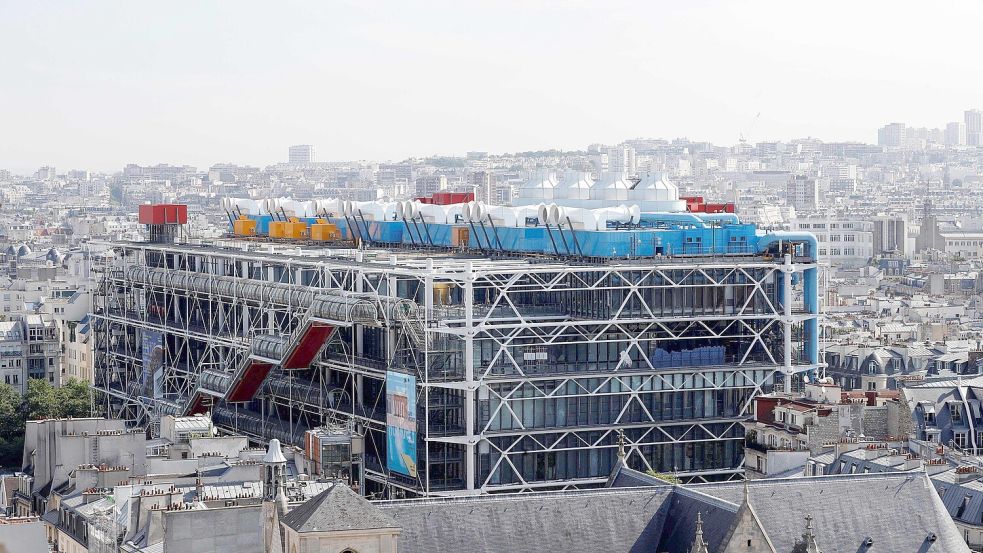 Die Kulturmaschine: Centre national d’art et de culture Georges-Pompidou, umgangssprachlich auch Centre Pompidou oder Beaubourg - aufgenommen von der Spitze des Saint-Jacques-Turms. Foto: Francois Guillot/AFP/dpa