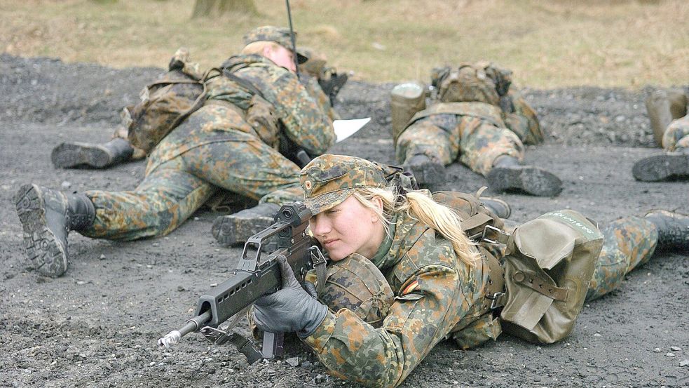 Frauen sind längst kein ungewohntes Bild mehr bei der Bundeswehr. Seit 2001 stehen ihnen alle Laufbahnen offen. Foto: Oliver Berg/dpa