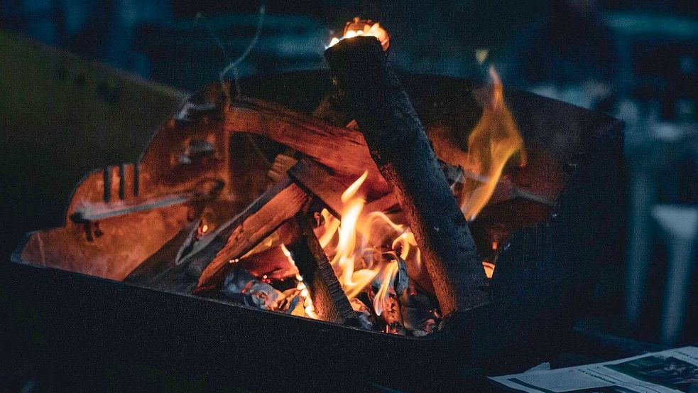 An der Feuertonne kam es zu einer Verpuffung. Symbolfoto: Pixabay