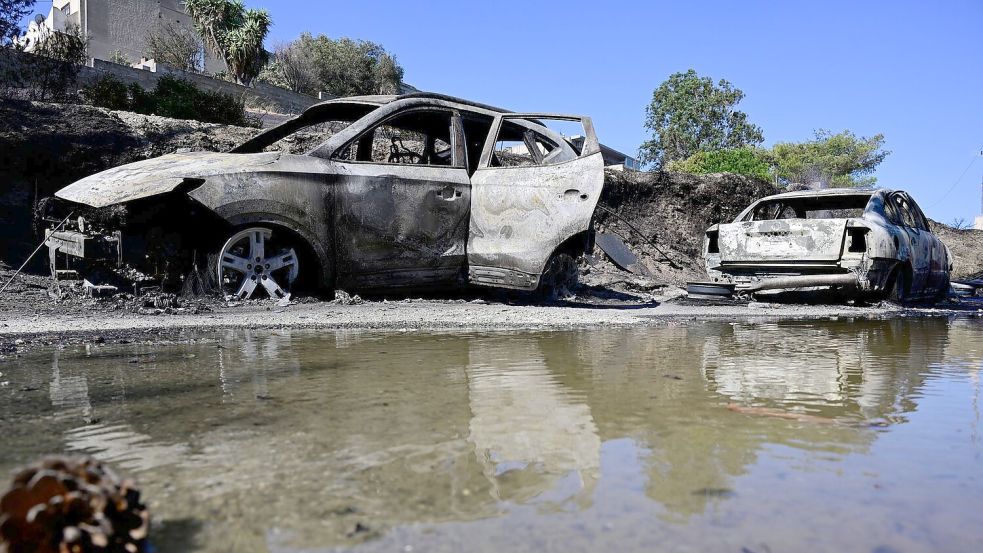 Die Brände haben hohe Schäden verursacht - Häuser und Autos verbrannten. Foto: Michael Varaklas/AP/dpa