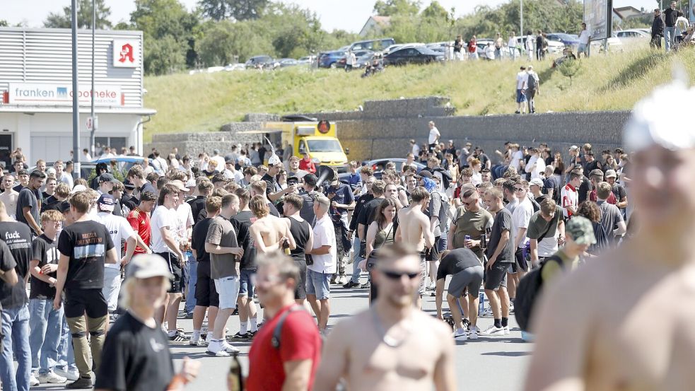 Tausende Menschen haben sich laut Polizei in und um Altschauerberg in Mittelfranken versammelt - sogenannte Hater des Youtubers „Drachenlord“. Foto: David Oßwald/NEWS5/dpa