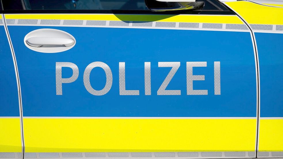 Die Polizei kümmerte sich um die Couch und die Autofahrerin, die das verlorene Möbelstück auf der Bundesstraße rammte. (Symbolbild) Foto: Sven Hoppe/dpa