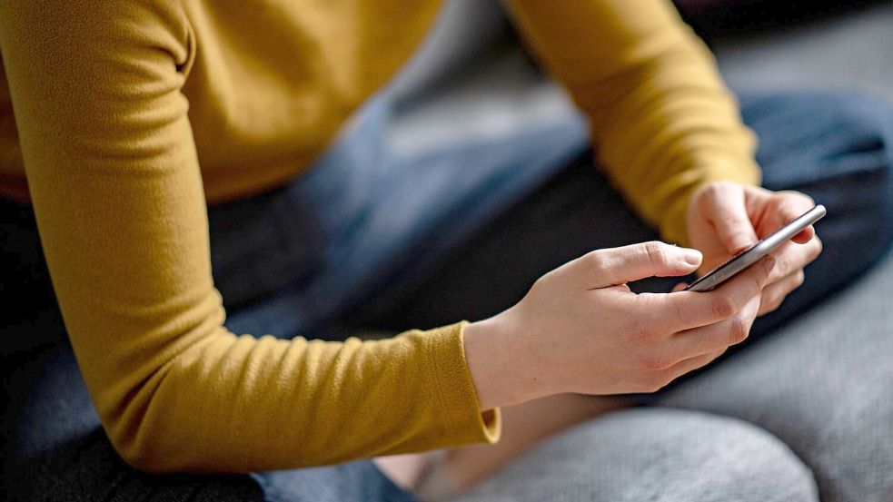 Am Smartphone kann ein Streit wohl schneller eskalieren, als wenn sich Leute ins Gesicht schauen. (Archivbild) Foto: Fabian Sommer/dpa