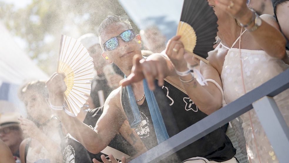 Fächer waren wegen der großen Hitze ein wichtiges Parade-Accessoire. Foto: Til Buergy/KEYSTONE/dpa