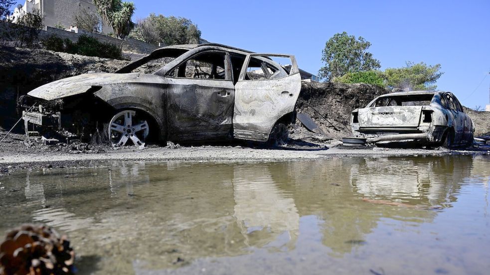 Ausgebrannte Autos in dem Dorf südöstlich von Athen. Foto: Michael Varaklas/AP/dpa
