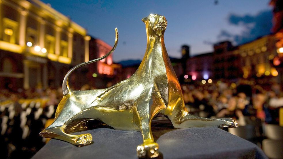 Wer bekommt ihn? Der Goldene Leopard ist der Hauptpreis des Internationalen Filmfestivals in Locarno. Foto: Jean-Christophe Bott/Keystone/dpa