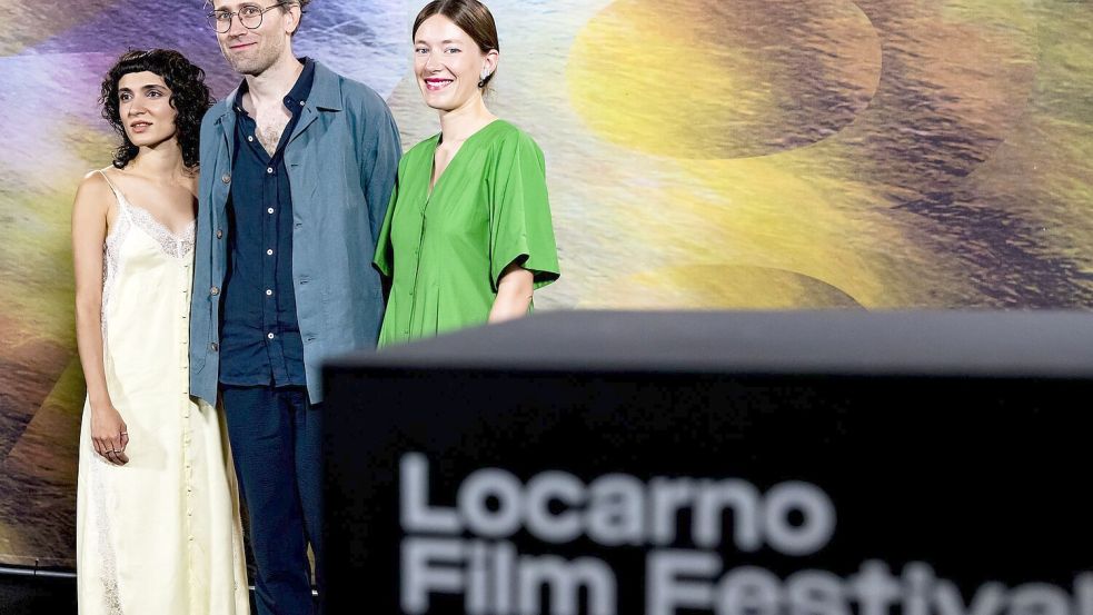 Ihr Film „Sehnsucht in Sangerhausen“ gehört ist ein Topfavorit auf den Preis: Regisseur Julian Radlmaier aus Deutschland (Mitte) sowie die Schauspielerinnen Maral Keshavarz (links) und Clara Schwinning. Foto: Jean-Christophe Bott/KEYSTONE/dpa