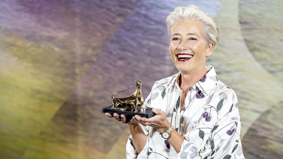 Die britische Schauspielerin Emma Thompson bei ihrer Preisverleihung - einige der glanzvollsten Minuten in der langen Geschichte des Festivals. Foto: Jean-Christophe Bott/KEYSTONE/dpa