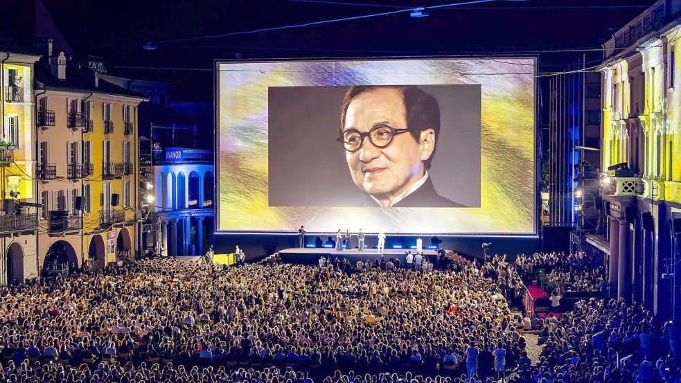 Ehrenpreise werden an Stars wie Schauspieler Jackie Chan („Rush Hour“) vergeben - vor einer der abendlichen Freiluft-Galas mit Filmen außerhalb aller Wettbewerbe auf der malerischen Piazza Grande von Locarno. Foto: Jean-Christophe Bott/KEYSTONE/dpa